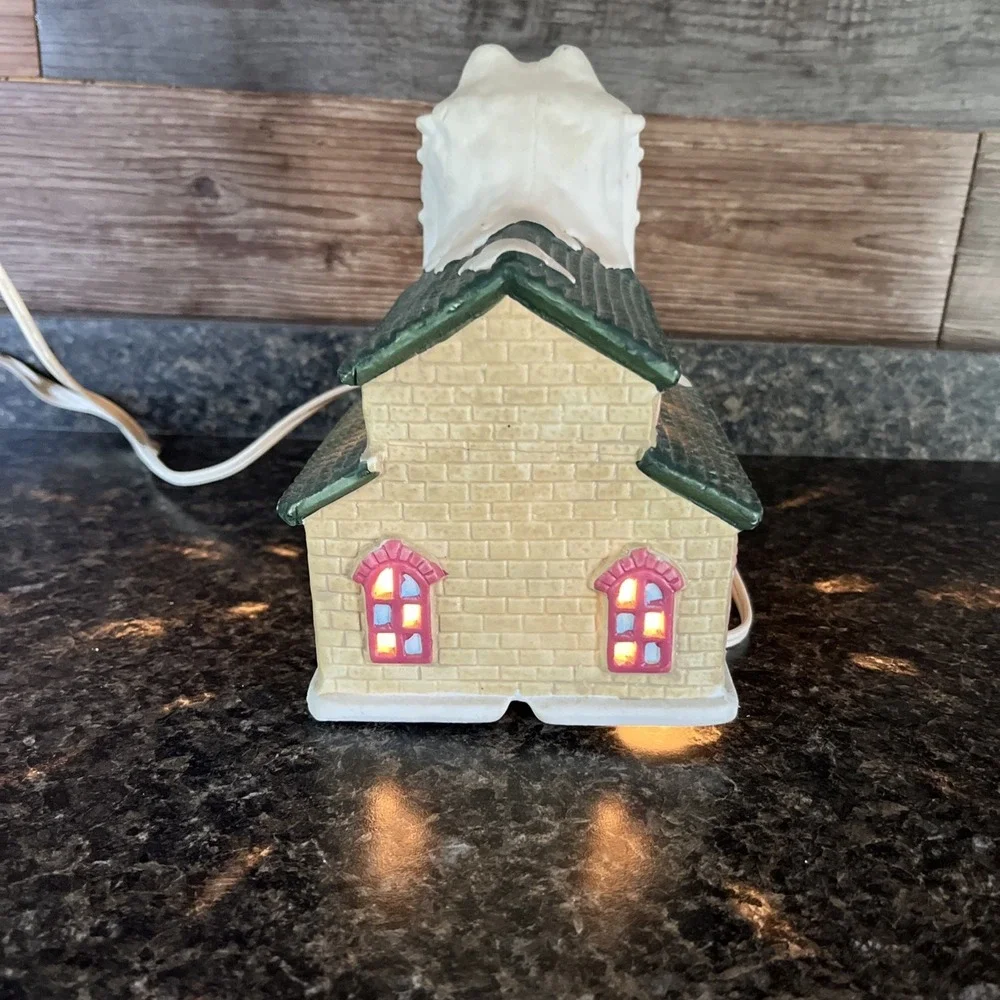 Heartland Valley Village‎ School / Schoolhouse Lighted Christmas House Porcelain